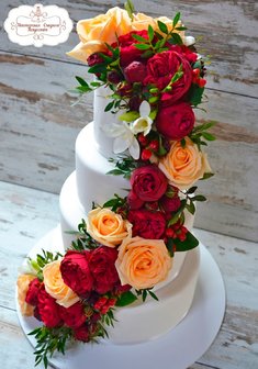 «Мастичный торт с живыми цветами»