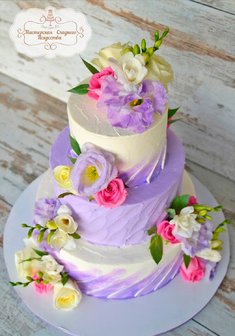 «Кремовый тортик с розой и эустомой»