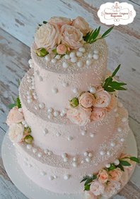  «Кремовый торт с кустовыми розами» (М131839)