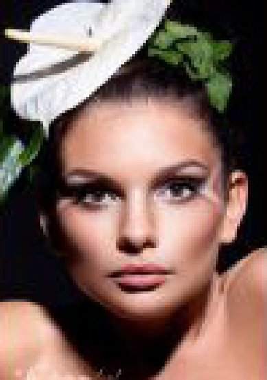 Аксессуар из цветов В5618 - Интернет-студия цветов и подарков В центре внимания